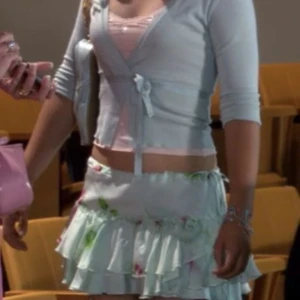 Abercrombie & Fitch Rare Vintage Low Rise Mini Ruffle Silk Babydoll Skirt - ♡ Rare, vintage low rise mini ruffle silk babydoll skirt from early 2000s Abercrombie & Fitch in a beautiful light, baby pink colour with flowers. ♡ Waist: 37 cm ♡ Length in the back: 27 cm ♡ Length in the front: 25 cm 