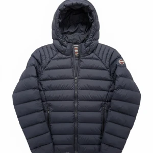 Colmar Pufferjacka - Tjenare, jag säljer denna riktigt sköna pufferjackan från colmar. I storleken medium. Skicket hade jag värderat till 8,5/10 använde den förra vintern då och då men är lite stor för mig. Ifall du har några frågor eller funderingar skriv gärna👍