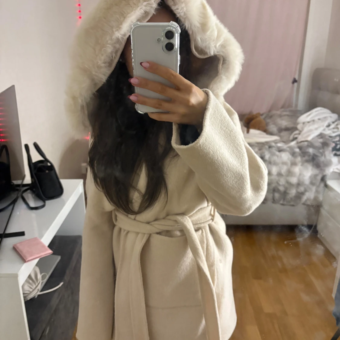 Beige kappa med päls huva