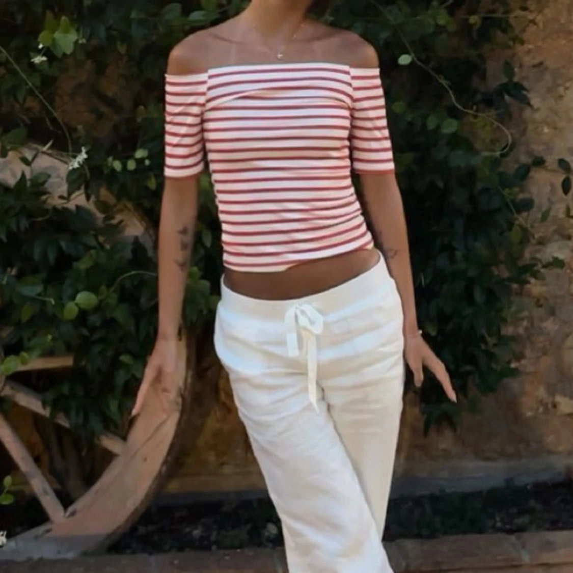 Randig offshoulder topp i rött och vitt - 1