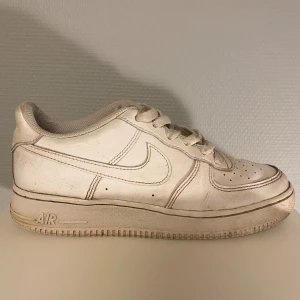 Air Force 1 - Nike Air Force 1 i storlek 39 men passar 40. Skorna är i hyfsat bra skick men har en del olja från cykeln men det går bort om man anstränger sig lite. Hör av er vid intresse!