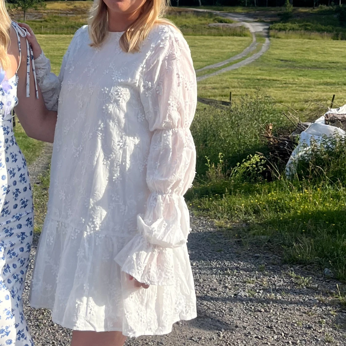 Vit klänning med blommor broderat och öppen i ryggen!