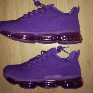 Helt nya lila sneakers stl 40 med superbekväm anti-halk sula och andningsbart material - Helt nya lila sneakers stl 40 med superbekväm anti-halk sula och andningsbart material