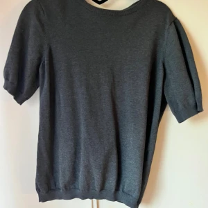 Trekvarts ärm tröja  - En stickad t shirt storlek xl men jag har storlek s/m och den sitter bra på mig, fint skick. Osäker vad de är för varumärke 