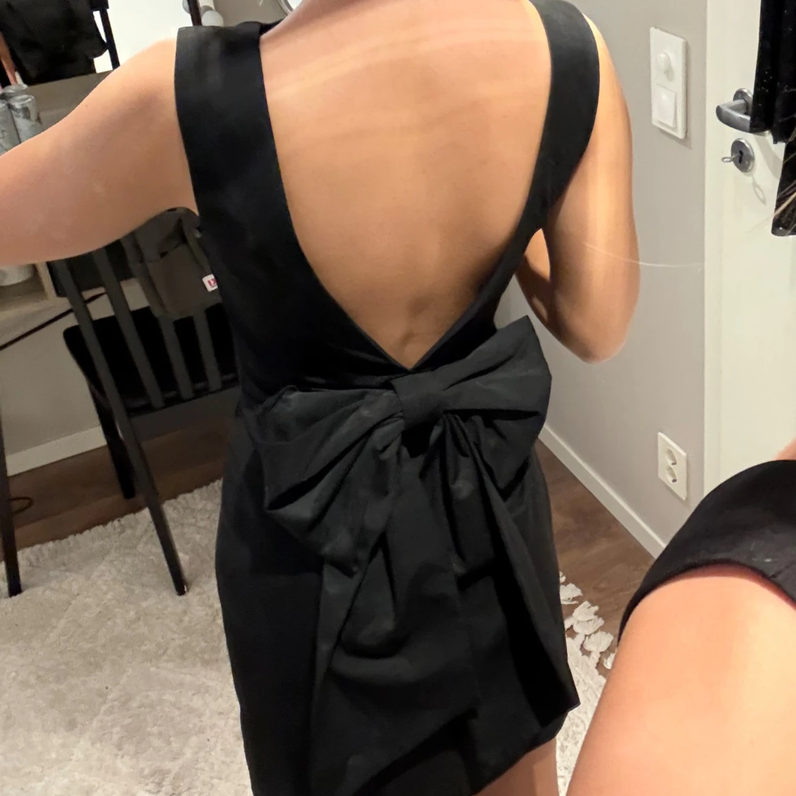 Svart kort klänning med rosett - 1