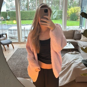 Ljusrosa fluffig kofta  - Supermysig skön ljusrosa kofta med oversized passform från Lindex 