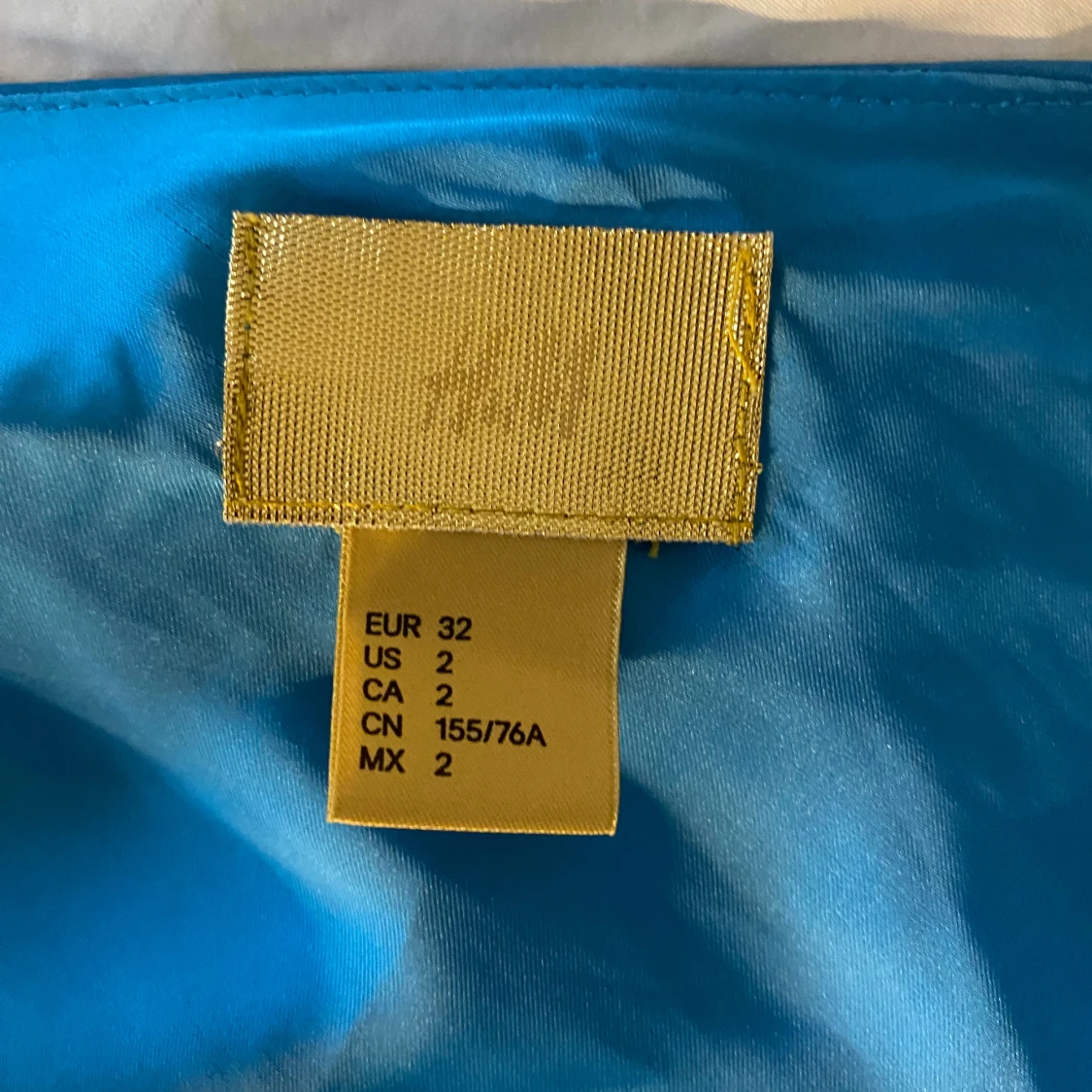 Blå satin linnetopp fr. H&M i strl 32 - 4