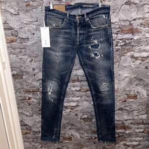 Dondup Jeans - Mycket fint skick, inga defekter. Nypris ca 3500kr. Storlek W32, passar dig som är mellan 175-185cm ungefär. Inga konstigheter med jeansen. Tags medföljer inte. Skriv för mer information!🤝
