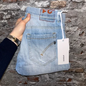 Nya Dondup George jeans - Nytt skick, inga defekter. Nypris ca 3500kr. Storlek W31, passar dig som är mellan 175-185cm ungefär. Inga konstigheter med jeansen. Tags medföljer inte. Skriv för mer information!🤝