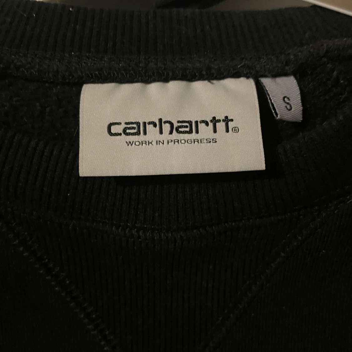 Svart sweatshirt från Carhartt  - 3