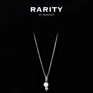 Pearl Ring Necklace - Silver: Silverhalsband med pärla från Rarity - Elegant halsband i silver från Rarity of Sweden med en tunn kedja och ett hänge med en vit pärla och en liten silverkula. Perfekt för dig som gillar stilrena och klassiska smycken.