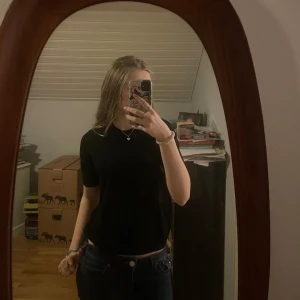 Svart t-shirt från Lindex, S - En svart t-shirt från Lindex i storlek S. Modellen har rund hals och korta ärmar.