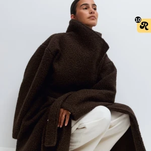 Mörkbrun teddykappa med bälte - Säljer en oversized mörkbrun teddyjacka från Gina Tricot med bred krage och knytbälte i midjan. I storlek L för en oversized look men passar M också använd 2 gånger inga defekter vad jag kan se