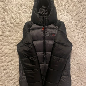 Superdry Jacka - Snygg, skön å varm jacka ifrån Superdry, passar perfekt inför vintern - Storlek: S (kan passa M) - Skick: 9.5/10 - Nypris: 2000kr - Mitt pris: 1299kr - DM vid frågor & funderingar!