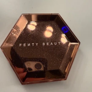 Fenty Beauty highlighter  - Väldigt väldigt fin , använd få ggr , kan användas både som highlighter & ögonskugga 