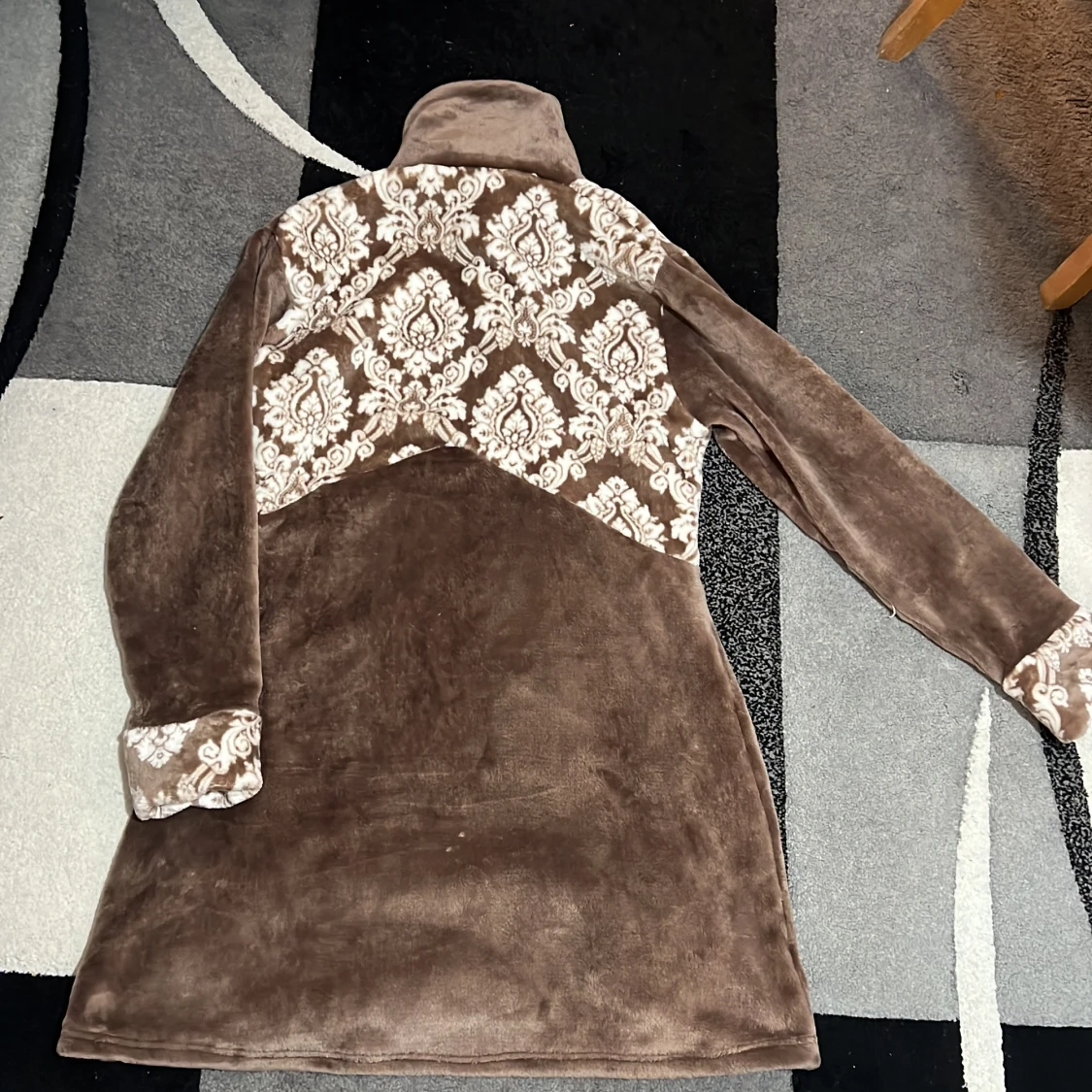 Brun mönstrad velourklänning - 1