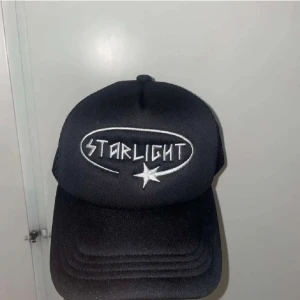 Straight keps  - En keps från wonderboi som är en TikTok kändis