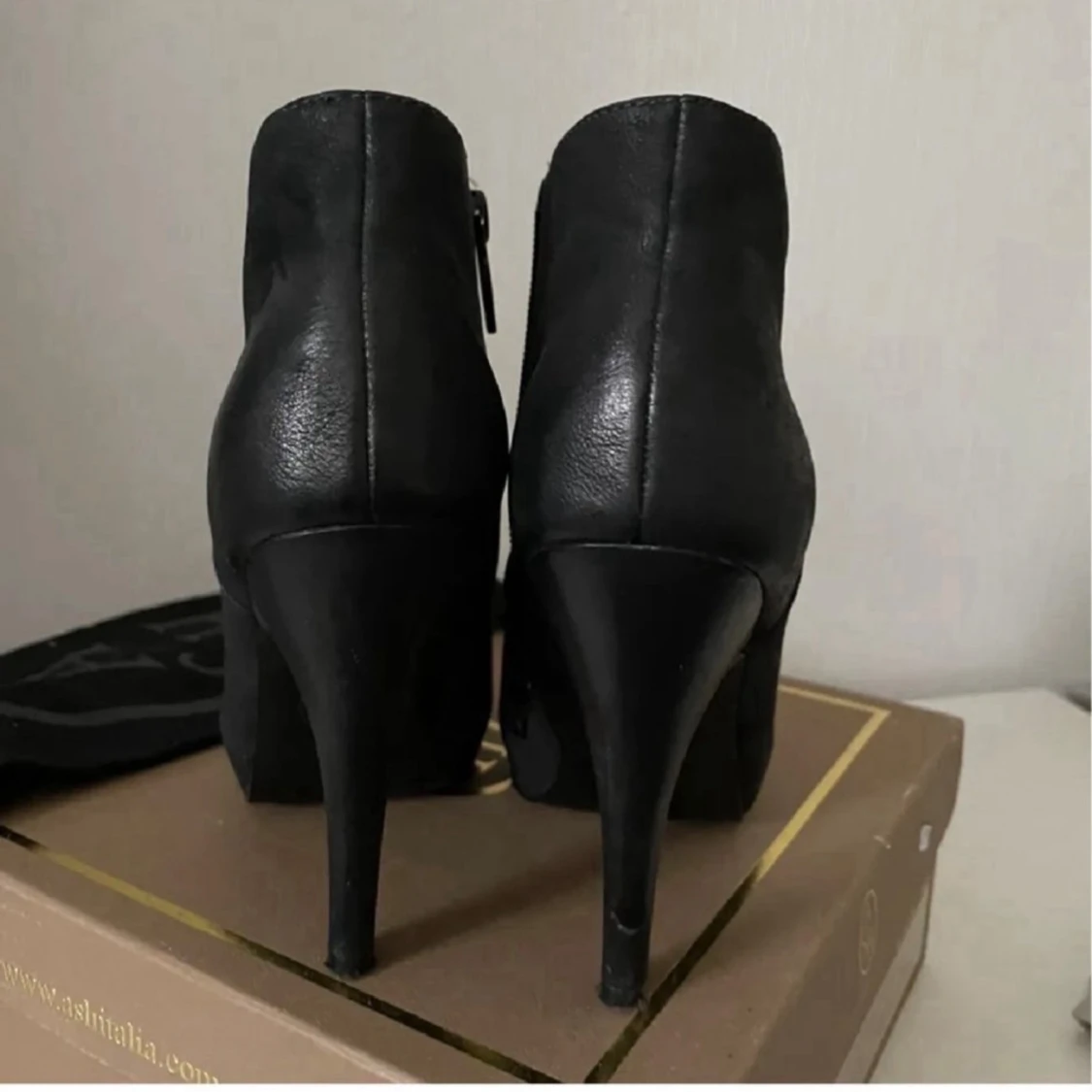 Svarta stövletter med klack från italienska ASH - 2