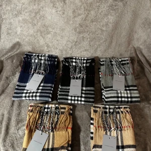 Rutiga ull halsdukar - 159 styck. Skiv om du vill köpa mer än en. KÖP FLERA OCH FÅ REA!  180cm x 33cm