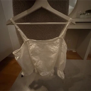 Topp med broderi - Säljer topp med broderi🤎🤎