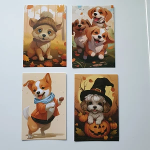 Söta Hundar i Höst vykort  - Upptäck fyra charmiga illustrationer av hundar i höstmiljö! Varje bild visar en gullig hund i olika outfits och stämningar, från en stickad mössa till halloween-hatt. Perfekt för dig som älskar djur och vill ha något färgglatt och mysigt i bokhyllan. 
