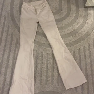Vita bootcut byxor med hög midja - Snygga vita byxor med bootcut-modell i storlek S