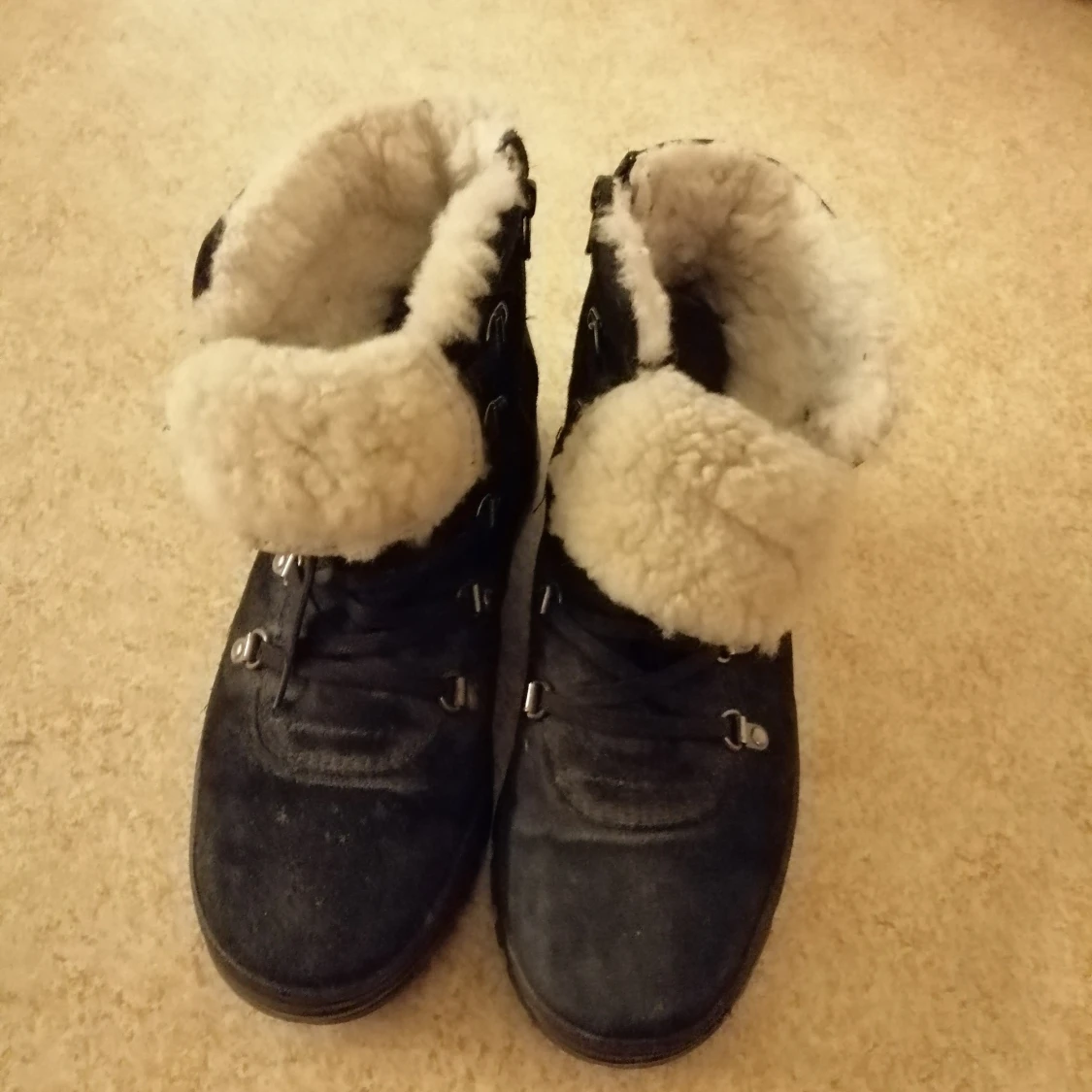 Svarta vinterkängor med fårskinn