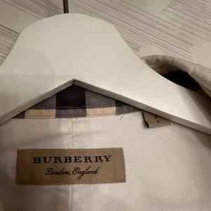 Burberry skjorta (Äldre modell) - Äldre modell burberry skjorta, storlek S.      Denna modell till skillnad från den nya har bröstficka med burberry märket på. Väldigt bra skick och sparsamt använd. Burberry print innanför ärmarna samt i nacken. 