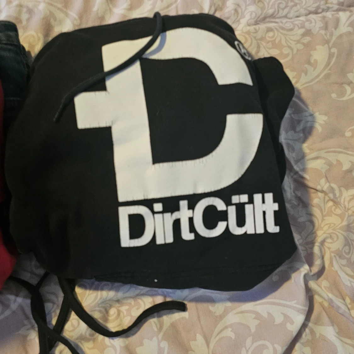 Svart hoodie från DirtCult med tryck