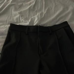 Kostymbyxor  - Hej! Använt dessa kostymbyxor endast 1 gång och ser ut som nya! 