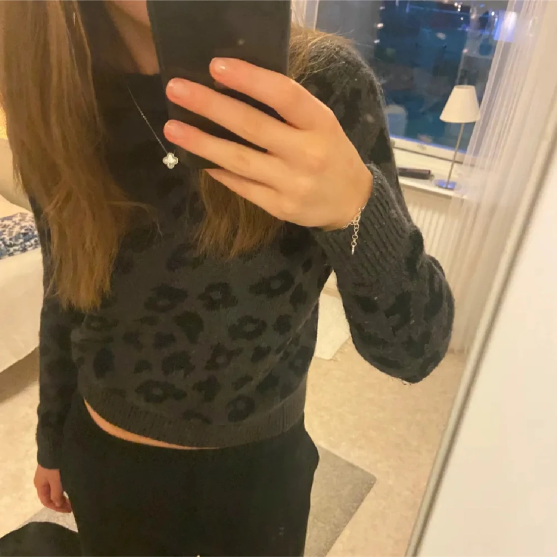 Mörkgrå leopardmönstrad stickad tröja - 1