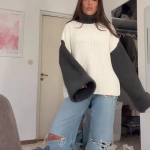 Vit och grå polotröja från NA-KD - Säljer en chunky stickad polotröja från NA-KD i storlek M. Tröjan är vit med kontrasterande mörkgrå polokrage och vida ärmar. Passar även S men är lite lång i ärmarna på mig med XS/S även därför jag säljer den 😇❣️ Så galet snygg och svår att få tag på! Så ledsen att den inte passar 🥹❣️ Lägg prisförslag!!