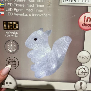 LED Squirrel with Timer - Dekorativ LED-ekorre i kallvitt ljus med timerfunktion. Drivs av 3 AA-batterier (ingår ej). Effekt 0,96W, höjd 19 cm. Passar för inomhusbruk. Produkten ser oanvänd ut och levereras i originalförpackning.