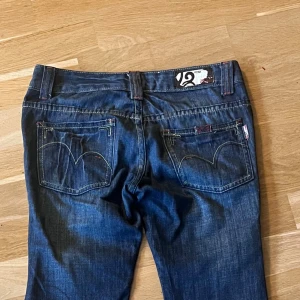 jeans  - köpta second hand! älskar de men säljs tyvärr vidare eftersom de är lite små på mig. obs! tyget är inte stretchigt så de kan upplevas vara ganska tajta vid nedre låren/knäna. fråga gärna efter övriga mått om du är osäker 💞 mått finns nedan!  märke: 12 otm jeans  XS/S innerben: 74-75 cm gren: 19 cm midja: 36-37 cm  tveka inte att ställa frågor!! 💕