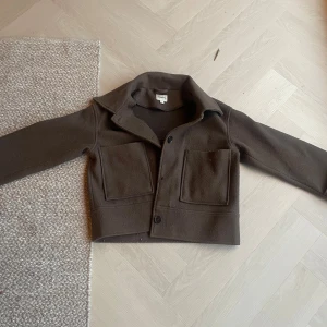 Vår och höstjacka från Kappahl  - Säljer denna jättesnygga kappa då den inte längre kommer till användning, perfekt till våren och hösten! Jag kan noppa jackan vid behov inann jag postar 💗 Jag säljer den liknande i marinblå ifall man skulle vara intresserad! Pris kan diskuteras lägg gärna bud