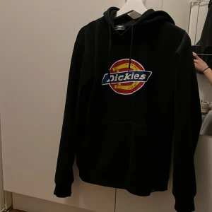 Svart hoodie från Dickies - Svart hoodie från Dickies i storlek small med Dickies-logga på bröstet och broderad logga på ärmen. 