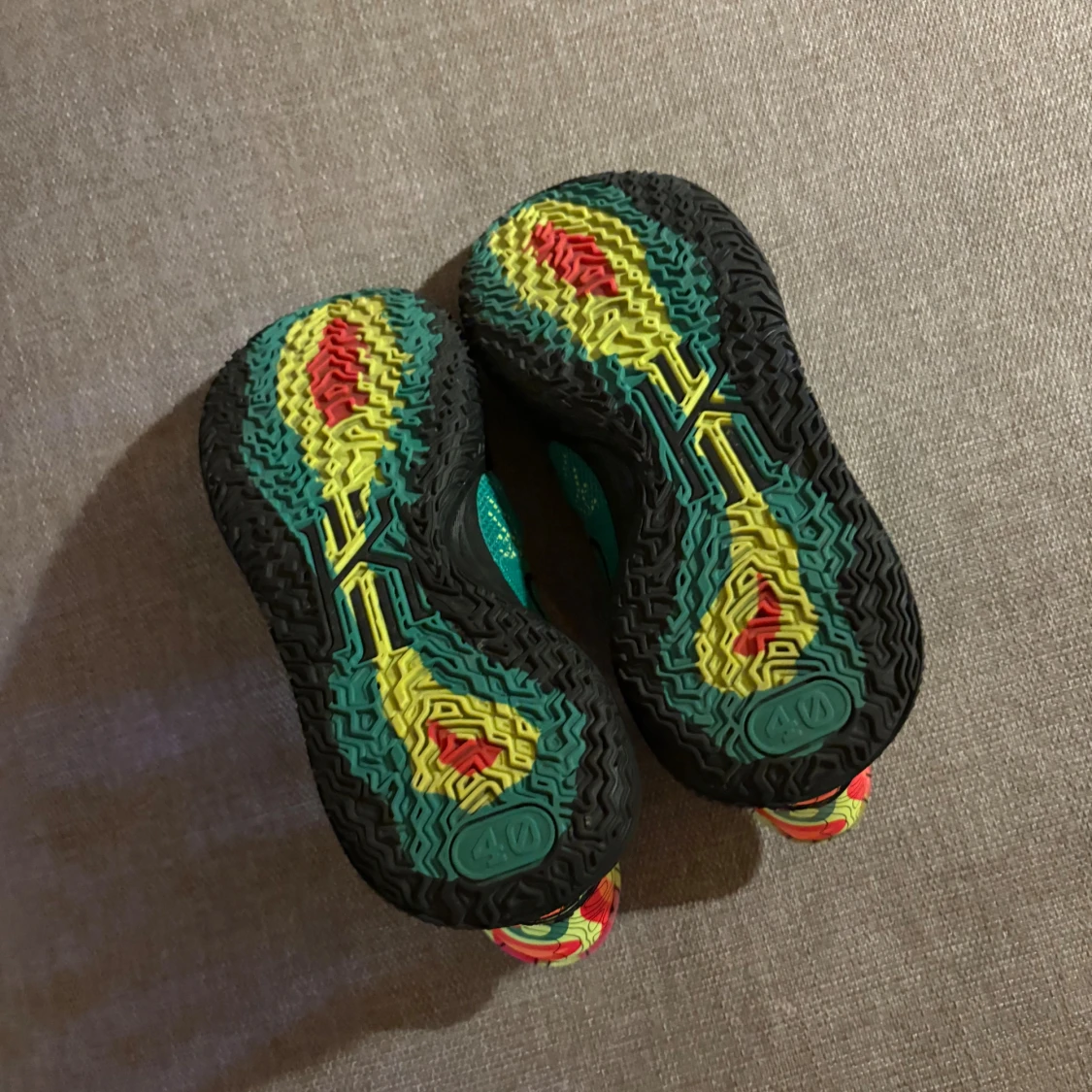 Turkosa Nike sneakers med färgglada detaljer - 2