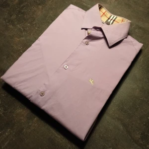 Burberry skjorta  - Fin äkta burberry skjorta i otroligt bra skick.