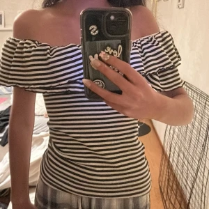 Randig tröja - En super fin randig tröja som är från NA-KD. Man kan ha tröjan på olika sätt.Några exempel på bilderna!Har används 1 gång.Pris går att diskutera!