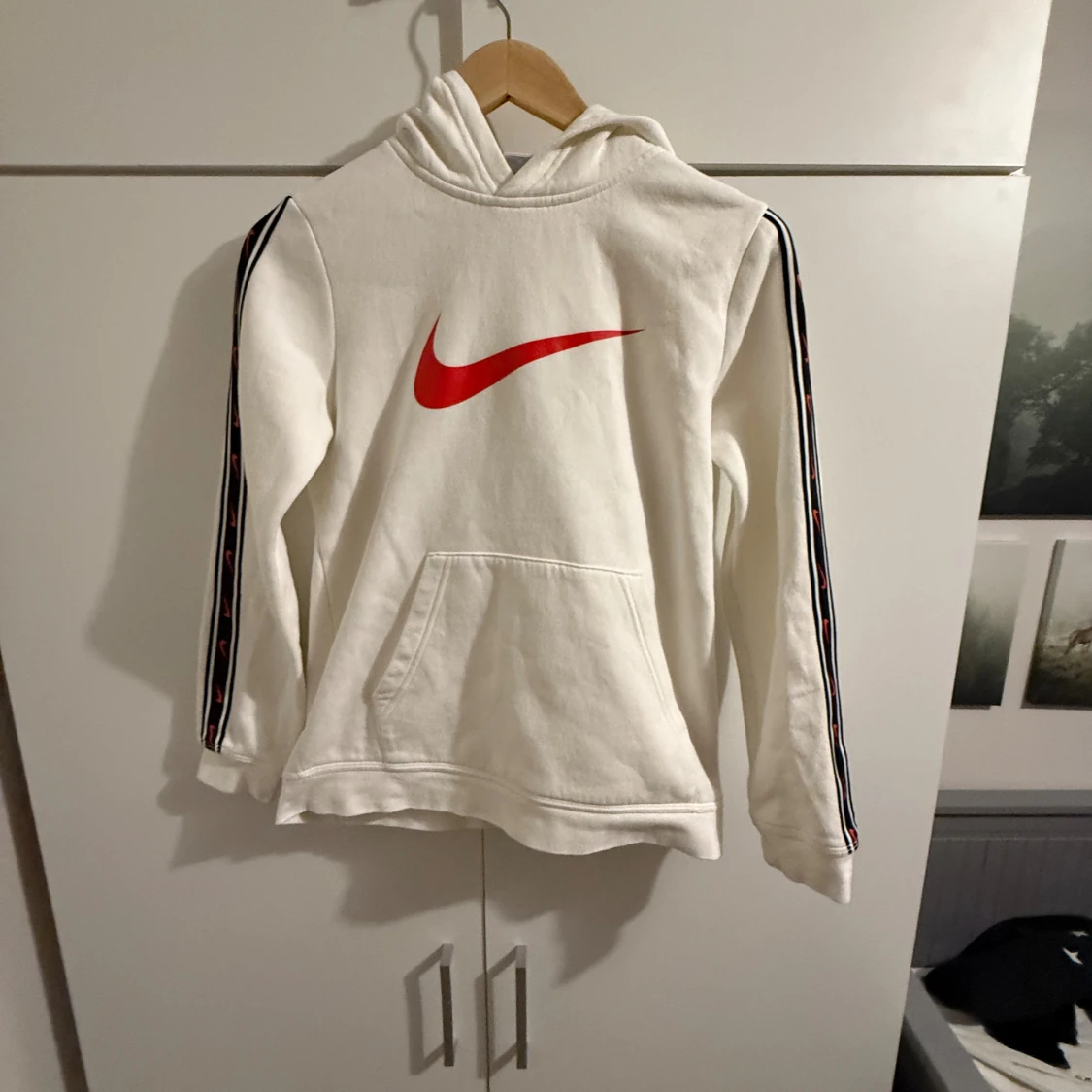 Vit vintage hoodie från Nike med röd logo