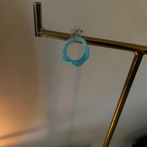 Blå chunky ring i resin - Cool blå ring i chunky stil, gjord av resin med en mjukt oregelbunden form. Perfekt statement-piece för dig som gillar färg och unika accessoarer.