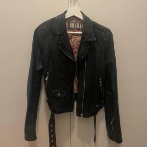 Svart skinnjacka från Jofama - Säljer min gamla skinnjacka som inte används längre. Storlek 36, dock mindre i storleken och skulle rekommendera jackan till en som har storlek 34/XS