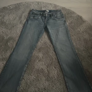 Blå Molly bootcut jeans från l.t.b - Snygga blå Molly jeans från l.t.b med bootcut och låg midja. Jeansen har klassisk femficksdesign, slitna detaljer och ljus tvätt. Perfekt passform för dig som gillar en lite utsvängd look. Materialet är jeans med skön stretch. Dem är i helt nyskick, aldrig använda💓