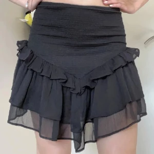 Kjol - Svart volangkjol i superfint skick💕