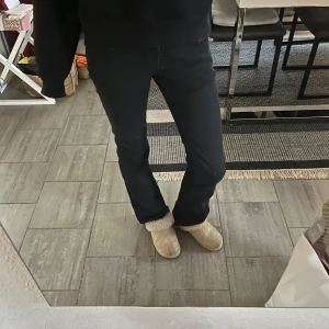 Svarta LTB jeans - Snygga svarta jeans med bootcut passform och klassisk femficksdesign. Lågmidjade, enda defekten är längst ner vid foten lite slitet pga att den är förlånga men inget man tänker på! Storlek W26/L34 och är lite långa för mig som är 172!