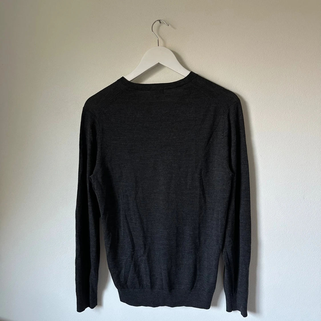 Mörkgrå v-ringad ulltröja från Uniqlo - 1