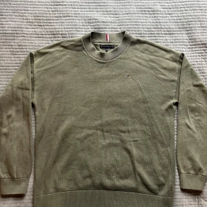 grön tröja Tommy Hilfiger - Grön stickad tröja från Tommy Hilfiger. Ganska ny och inga skador. Storleken är 176 så passar S