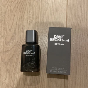 David Beckham Beyond EdT 40ml - Stilren Eau de Toilette från David Beckham, 40 ml. Ingredienser: alkohol, aqua/water, parfum/fragrance, limonene, linalool, citral, coumarin, BHT, geraniol m.fl. Tillverkad i Spanien. Perfekt för dig som vill ha en modern touch.