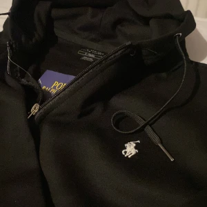 Polo Ralph lauren  - Säljer en polo kofta som är använd 1 gång men är för liten,pris kan diskuteras, tveka inte att ställa frågor🤝