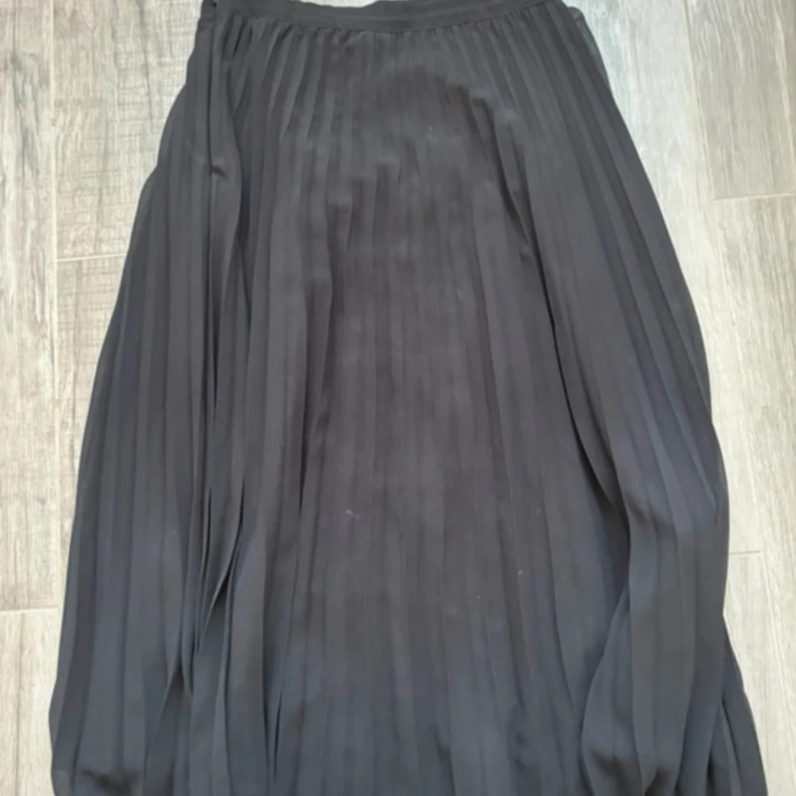 Svart plisserad långkjol Gina Tricot - 4